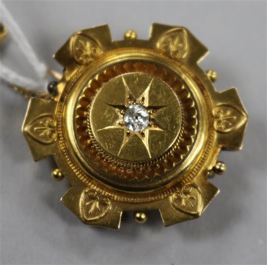 A Victorian 15ct gold and diamond set brooch, 31mm.
